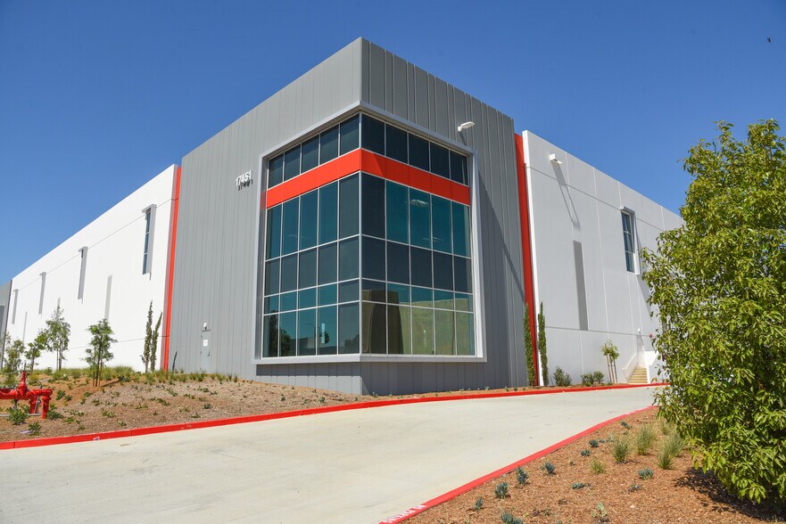 More Photos Of 17451 Von Karman Ave, Irvine Warehouse For Lease