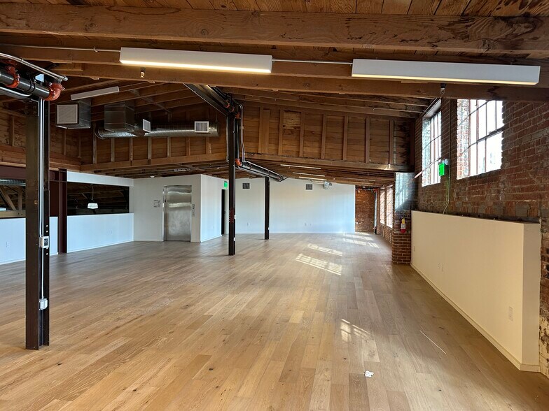 More Photos Of 407 Molino St, Los Angeles Showroom For Lease