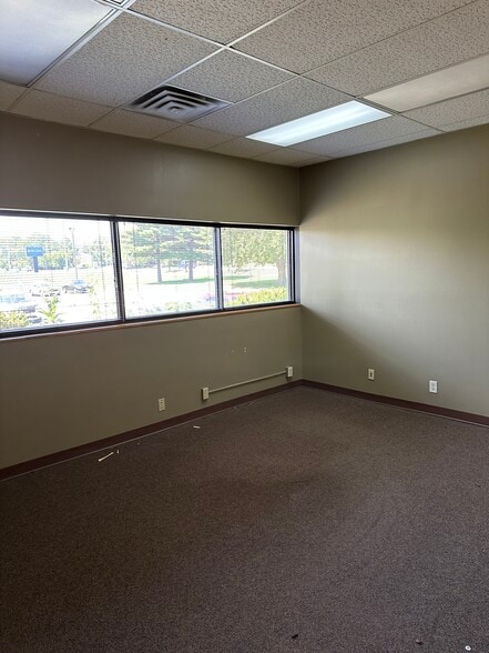 More Photos Of 5450 Wansford Way, Rockford Office For Sale