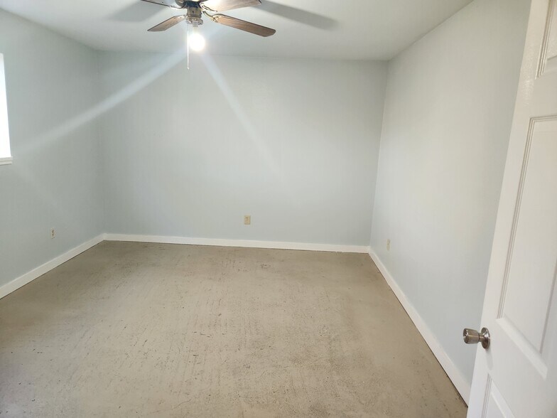 More Photos Of 17610 Hufsmith Kohrville Rd, Tomball Industrial For Lease