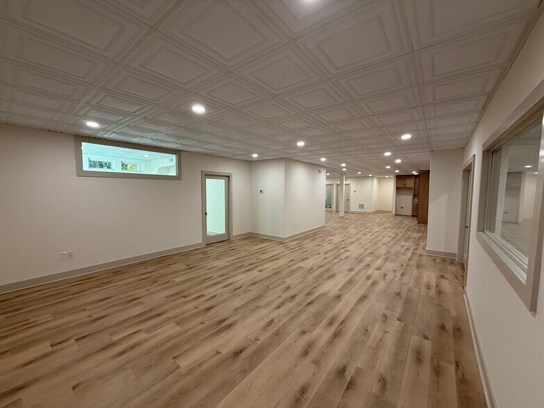 More Photos Of 1792 Woodstock Rd, Roswell Office For Lease