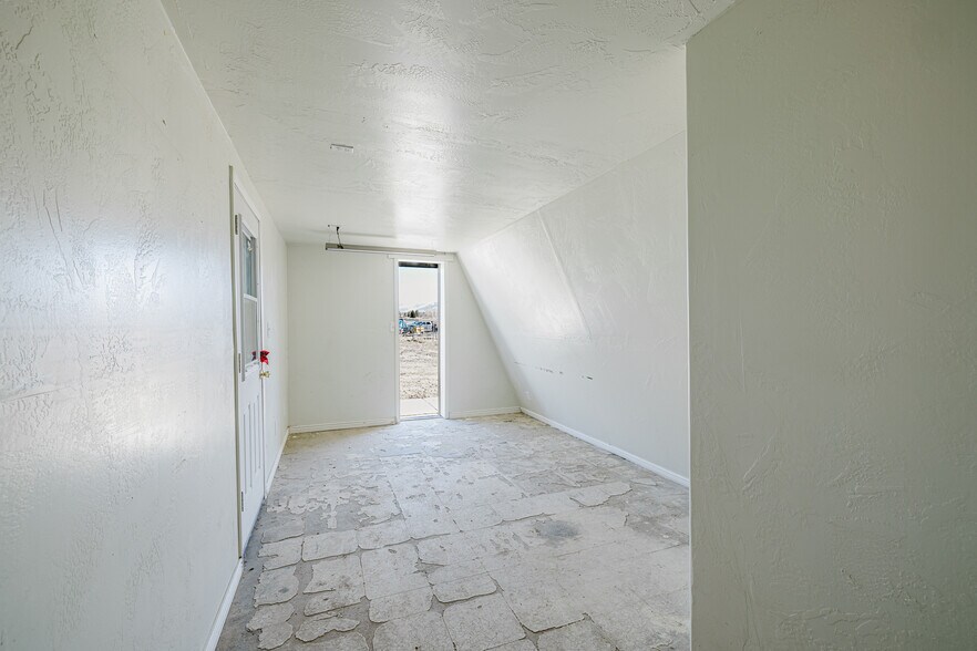 More Photos Of 75 Licht Pky, Spring Creek Industrial For Lease