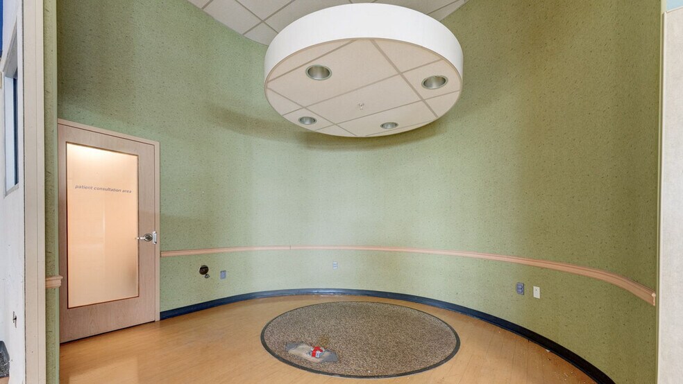 More Photos Of 85 Middletown Ave, North Haven Drugstore For Sale