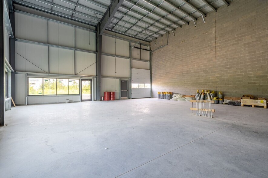 More Photos Of 296 University ave, Belleville Industrial For Lease