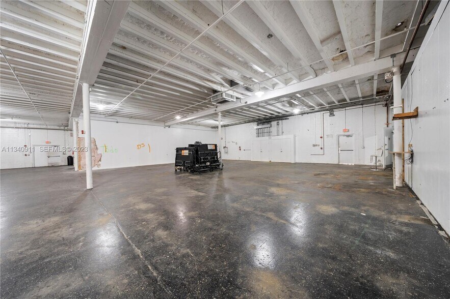 More Photos Of 2585 NW 21st Ter, Miami Warehouse For Lease
