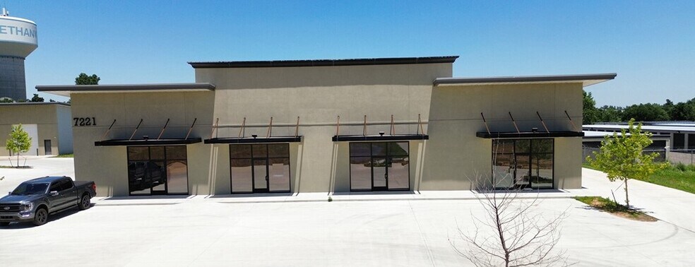 More Photos Of 7221 NW 23rd St, Bethany Showroom For Lease