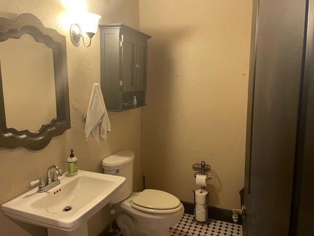 More Photos Of 100 E Hubbard St, Lindale Storefront For Sale