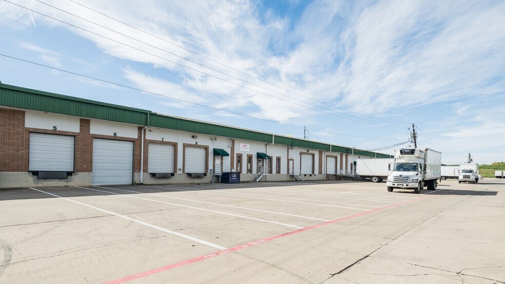 More Photos Of 151 Regal Row, Dallas Warehouse For Lease