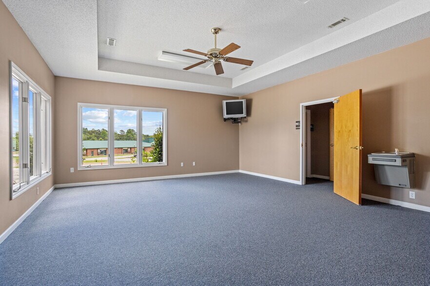 More Photos Of 735 N Townville St, Seneca Medical For Sale