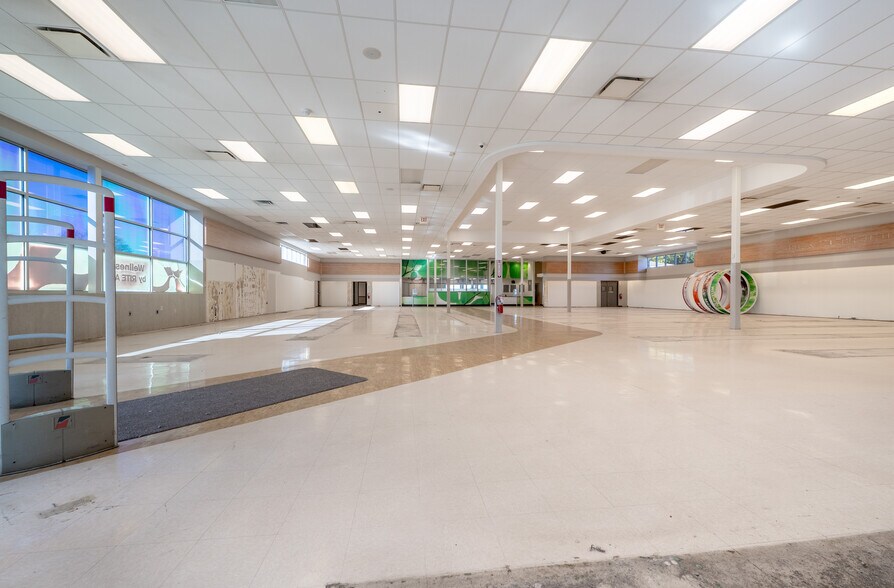 More Photos Of 705 W High Ave, New Philadelphia Drugstore For Lease