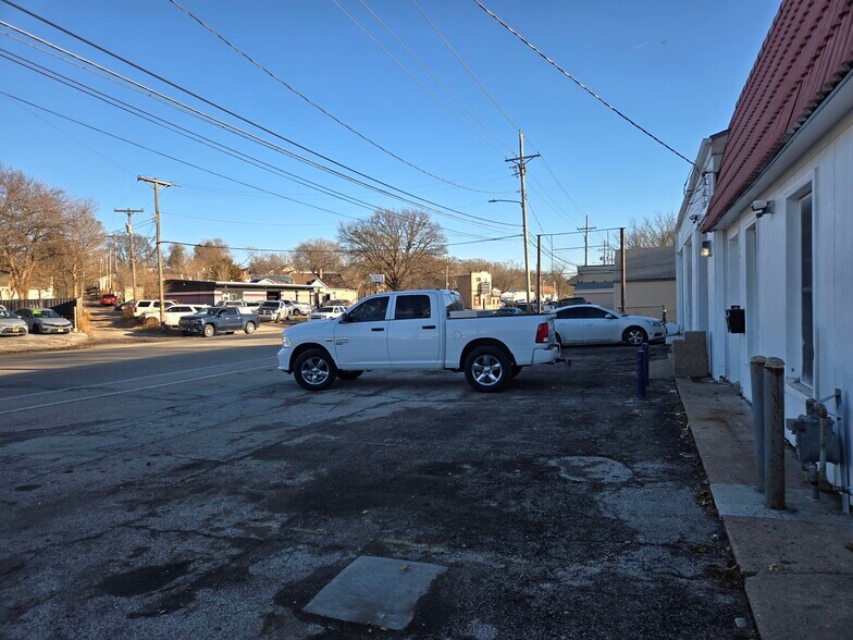 More Photos Of 6720 Railroad Ave, Omaha Warehouse For Sale
