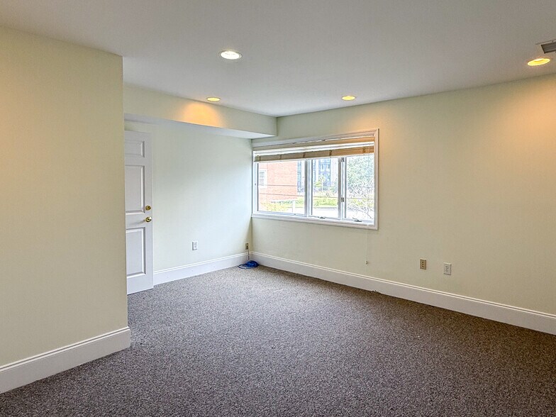 More Photos Of 11 Isabella St, Charleston Flex For Lease