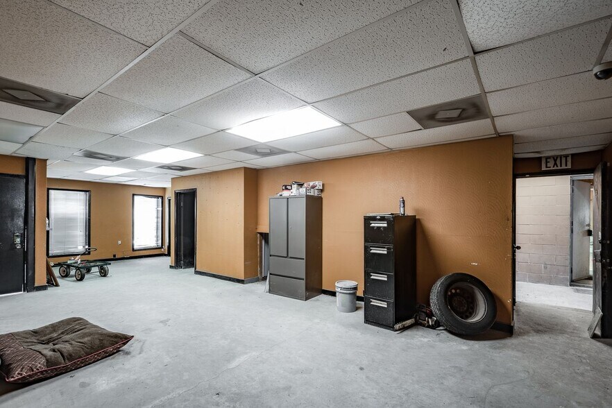 More Photos Of 2133 Shaver St, Pasadena Distribution For Sale