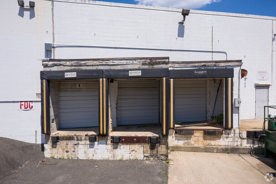 More Photos Of 207 Pond Ave, Middlesex Warehouse For Lease