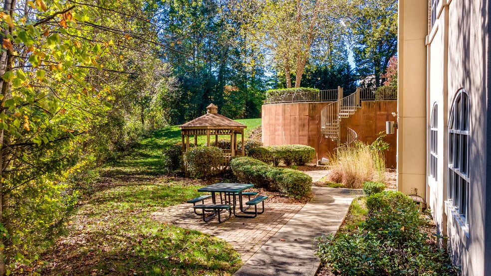 More Photos Of 133 River Park Rd, Mooresville Office For Sale
