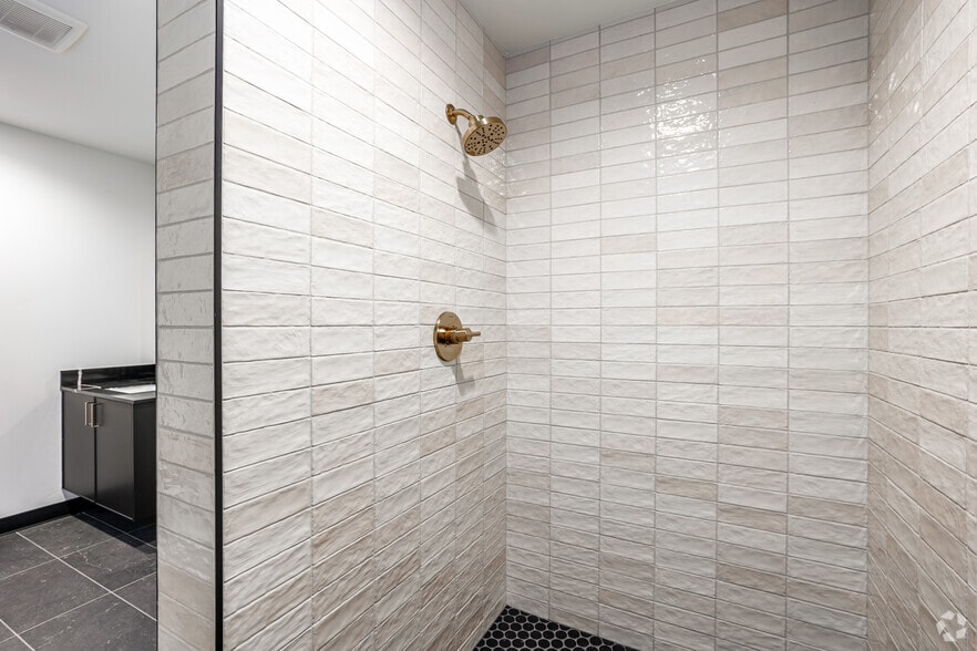 More Photos Of 7700 Broadway Ext, Oklahoma City Light Distribution For Sale