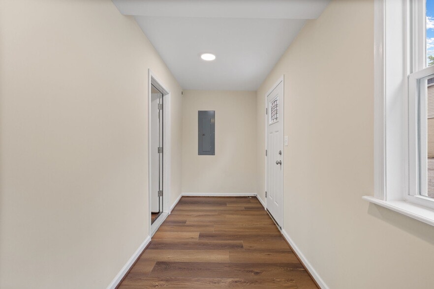 More Photos Of 8519 Chestnut Ave, Bowie Storefront For Sale