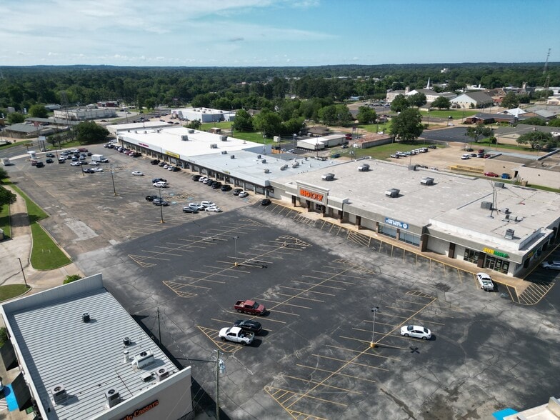 More Photos Of 102-110 Midtown Dr, Kilgore General Retail For Lease