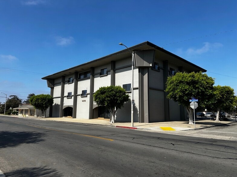 More Photos Of 625 N A St, Oxnard Office For Sale
