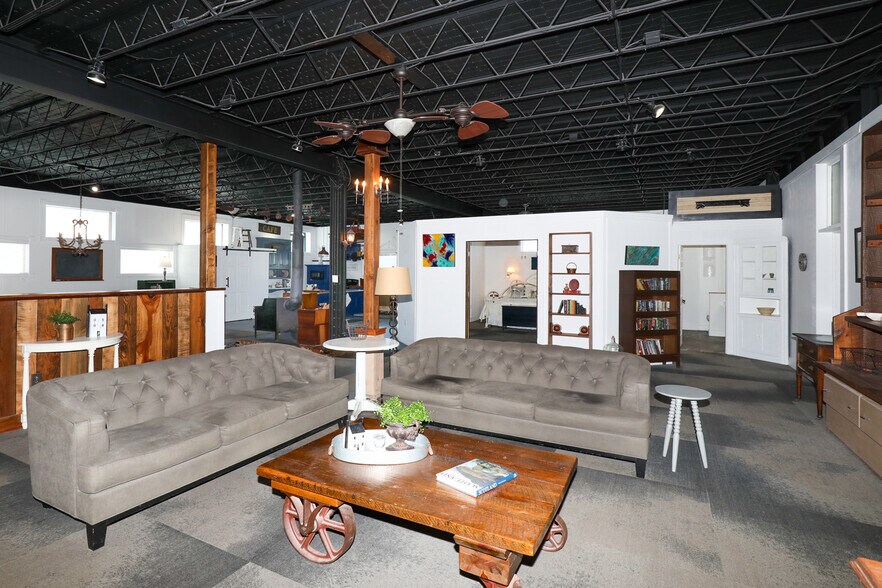 More Photos Of 18 W Currahee St, Toccoa Showroom For Sale