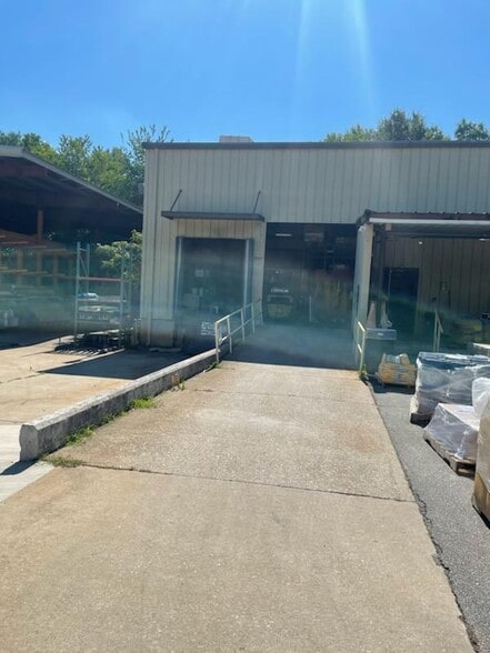More Photos Of 1030 Thousand Oaks Blvd, Greenville Warehouse For Lease