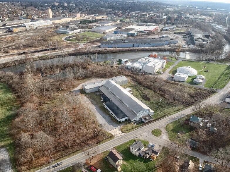 More Photos Of 800 N Water Ave, Sharon Service For Lease