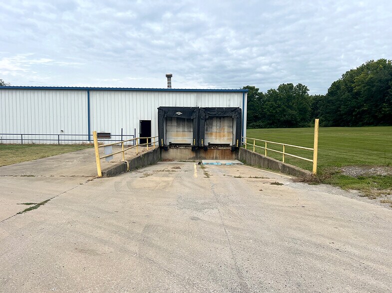 More Photos Of 2021 Illini Ave, Vandalia Manufacturing For Sale