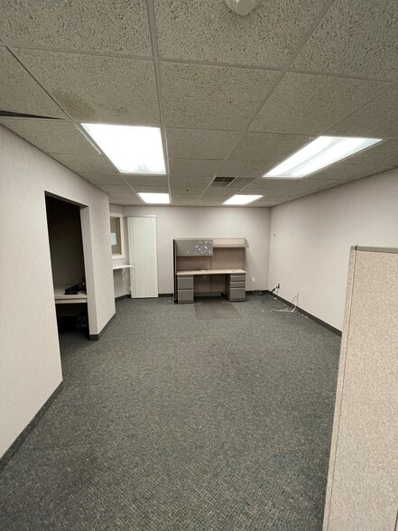 More Photos Of 207 Quaker Ln, West Warwick Office For Lease