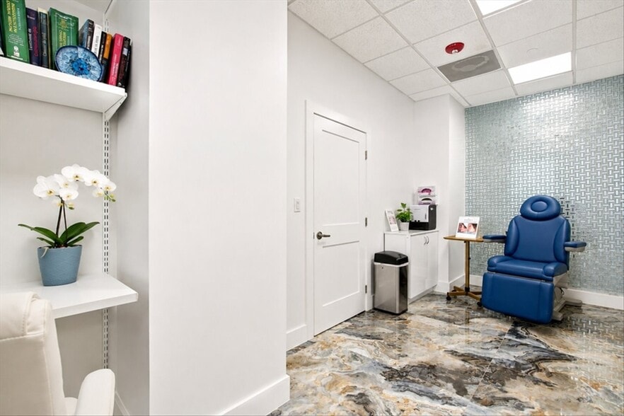 More Photos Of 2920-2950 NE 207th St, Aventura Unknown For Lease