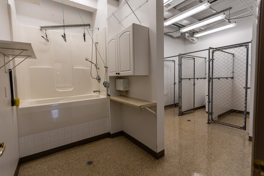 More Photos Of 14605 Velp Ave, Suamico Veterinarian Kennel For Lease