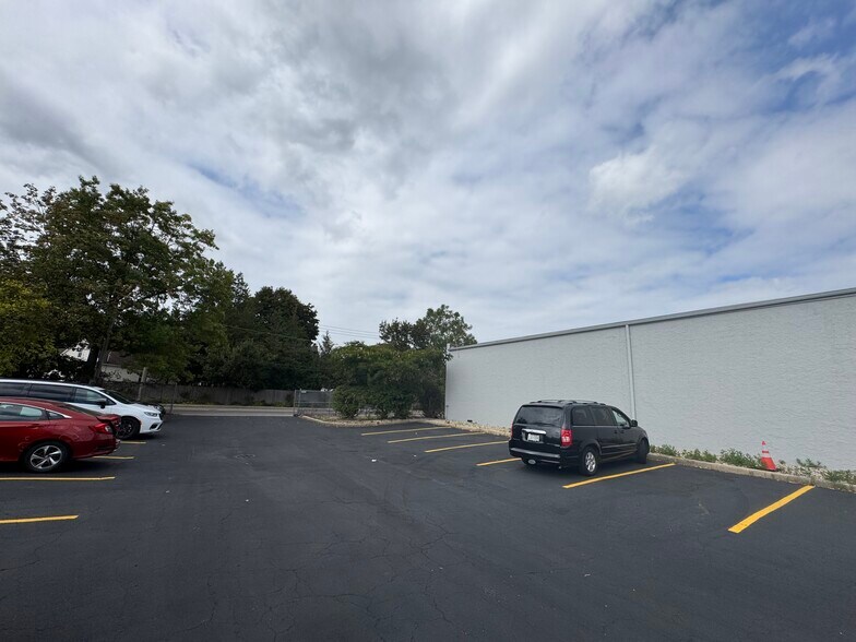 More Photos Of 130-138 Railroad St, Huntington Station Warehouse For Lease