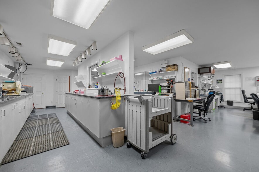 More Photos Of 125 Oakmont Dr, Greenville Office For Sale