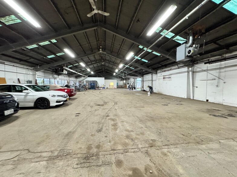 More Photos Of 304 W Second St, East Syracuse Warehouse For Lease