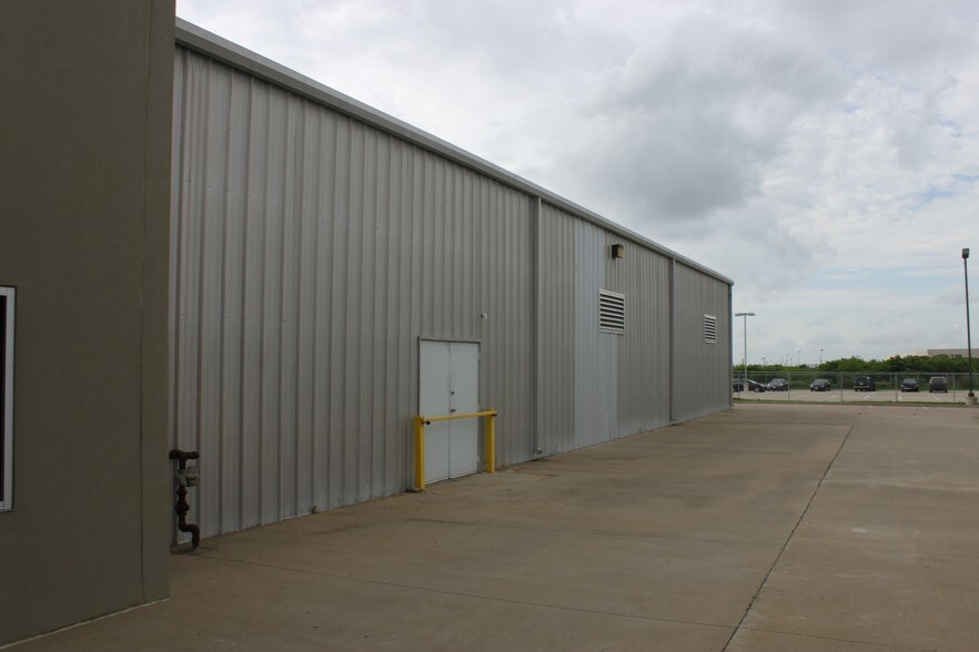 More Photos Of 39490 Lyndon B Johnson Fwy, Dallas Auto Dealership For Lease