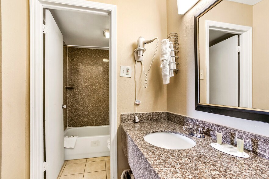 More Photos Of 2200 Westbank Expy, Harvey Hotel For Sale