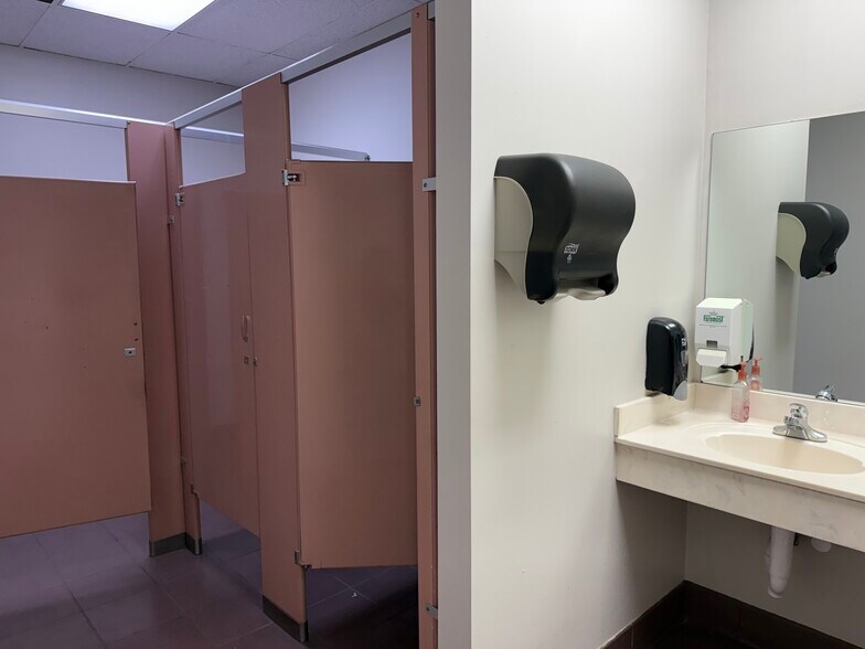 More Photos Of 2660 S Mendenhall Rd, Memphis Auto Repair For Lease