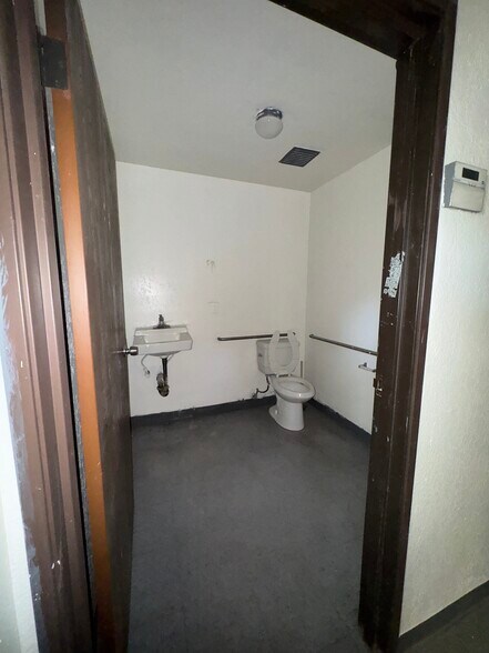 More Photos Of 9245 Glenoaks Blvd, Sun Valley Warehouse For Lease