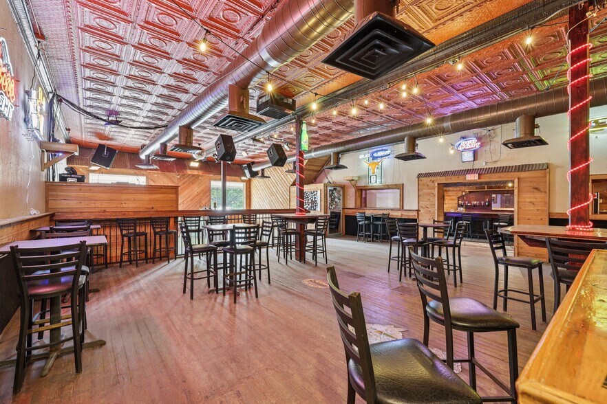 More Photos Of 113 N Main St, Moulton Bar For Sale