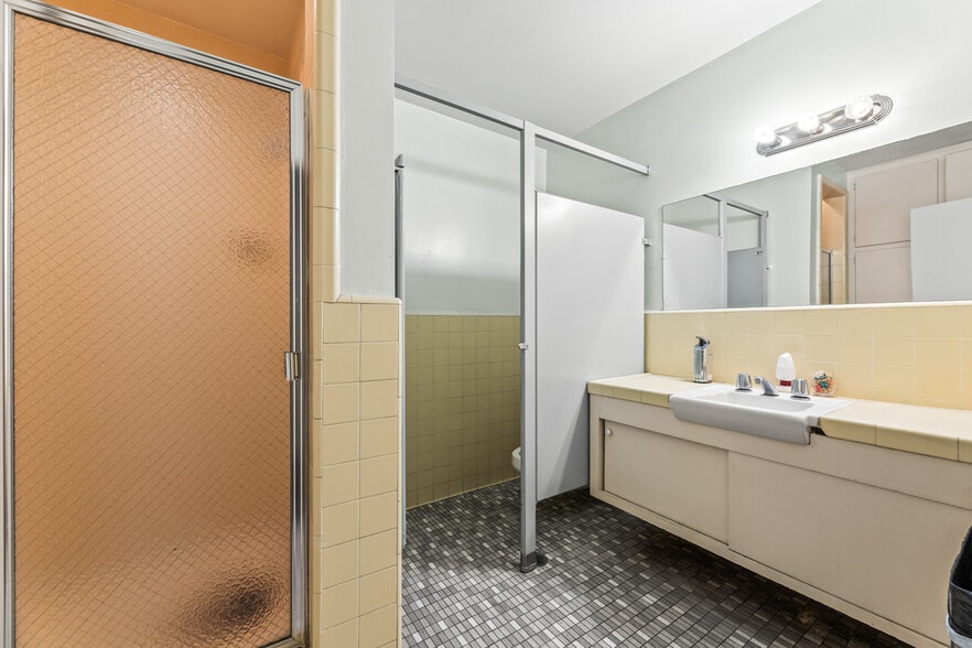 More Photos Of 400 W Alondra Blvd, Gardena Warehouse For Sale