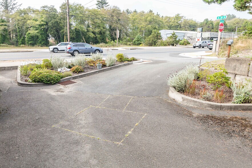 More Photos Of 3110 SE Highway 101, Lincoln City Storefront For Sale