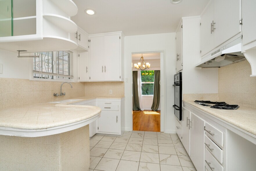 More Photos Of 5918 S Fairfax Ave, Los Angeles Apartments For Sale