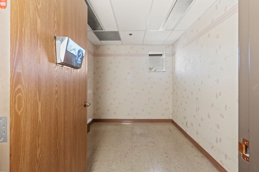 More Photos Of 44215 15th St W, Lancaster Medical For Sale