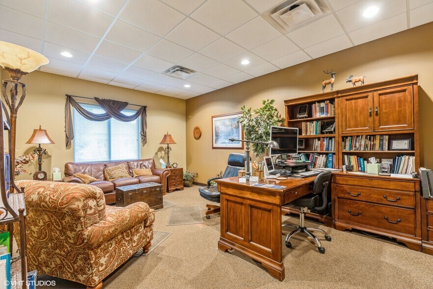 More Photos Of 600 Dakota St, Crystal Lake Office For Sale