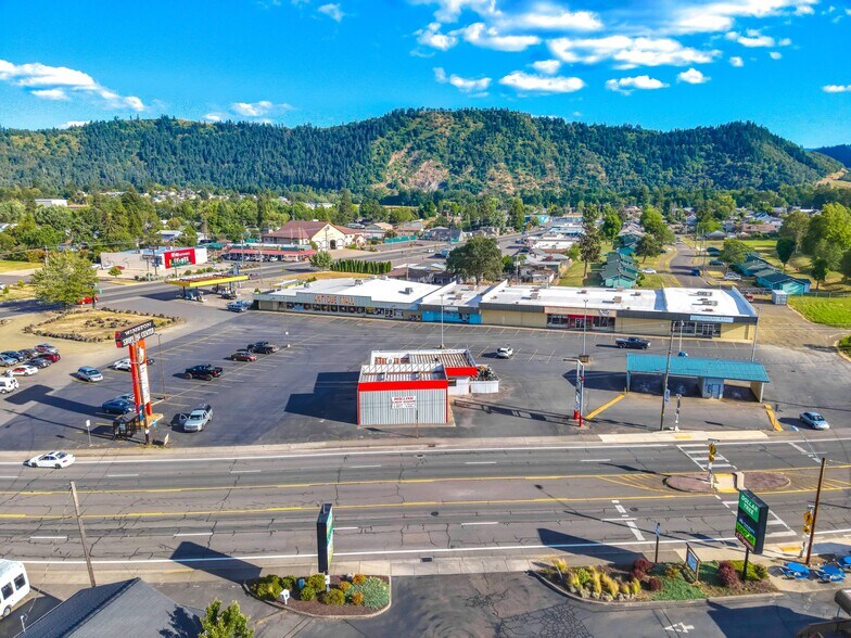 More Photos Of 120 SW Douglas Blvd, Winston Supermarket For Lease