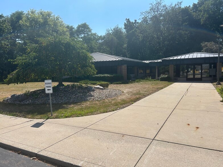 More Photos Of 2831 Dexter Dr, Elkhart Office For Sale