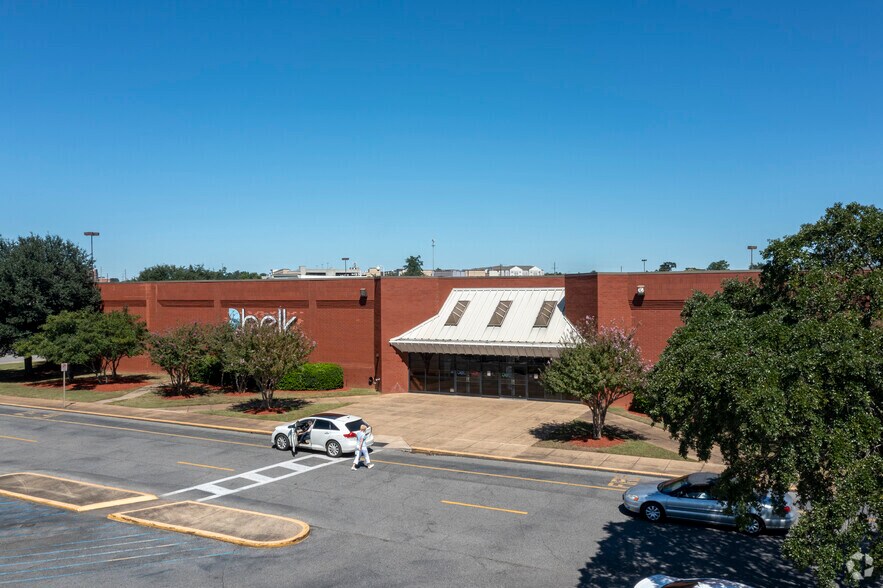 More Photos Of 1701 McFarland Blvd E, Tuscaloosa Storefront For Lease