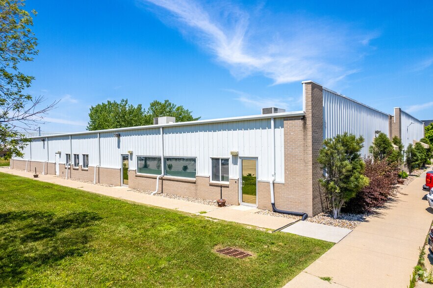More Photos Of 335 SE Oralabor Rd, Ankeny Office For Sale