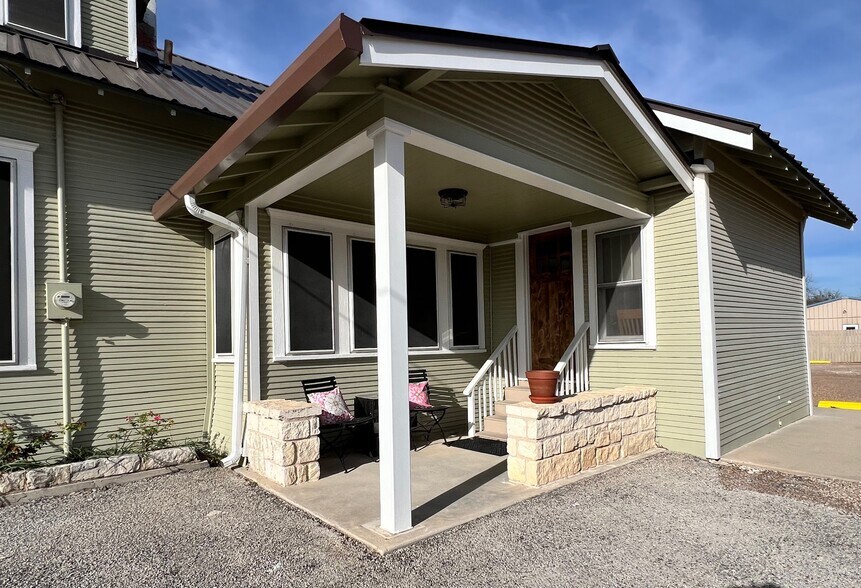 More Photos Of 306 N Austin St, Comanche Office For Sale