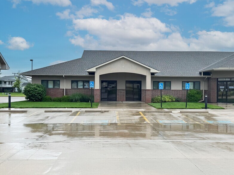 Primary Photo Of 2309-2311 S Kansas Rd, Newton Medical For Lease