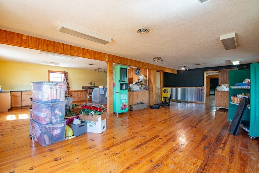 More Photos Of 641 Highland Ave, Vine Grove Freestanding For Sale